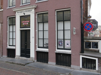 838856 Gezicht op de onderpui van het pand Oudegracht 279 (restaurant 't Oude Pothuys) te Utrecht, met boven de ...